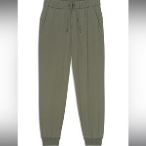 Lululemon License to Train jogger in size 6, green